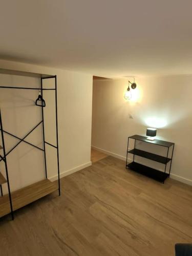 une chambre vide avec une étagère et une table dans l'établissement Au cœur des vignes Moulin à Vent, à La Chapelle-de-Guinchay