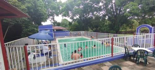 um grupo de pessoas brincando em uma piscina em Almita mía em Rivera