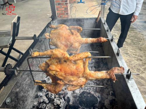 Kemudahan BBQ tersedia untuk tetamu di perkhemahan ini