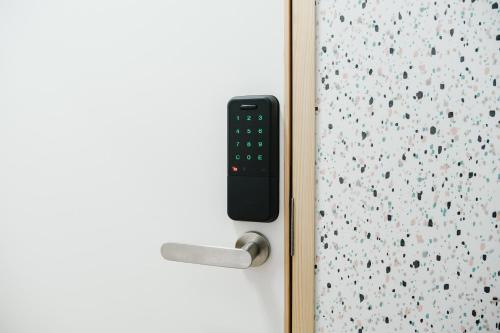 a door with a remote control sticking out of it at 自由自屋 in Nachikatsuura