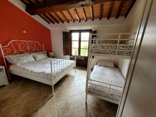 Zimmer mit 2 Etagenbetten und einem Fenster in der Unterkunft Podere San Luigi - Pet Friendly in Volterra