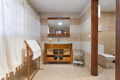 een badkamer met een wastafel en een toilet bij Villa La Quinta de Vals in Valsequillo