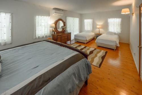1 dormitorio grande con 2 camas y espejo en LuLu Manza en Onna