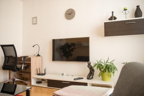 Μια τηλεόραση ή/και κέντρο ψυχαγωγίας στο Útulný apartmán v centre mesta