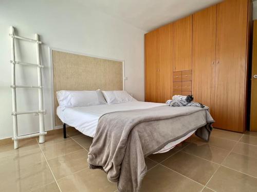 - une chambre avec un lit et une couverture dans l'établissement Apartamento Mogro, à Miengo