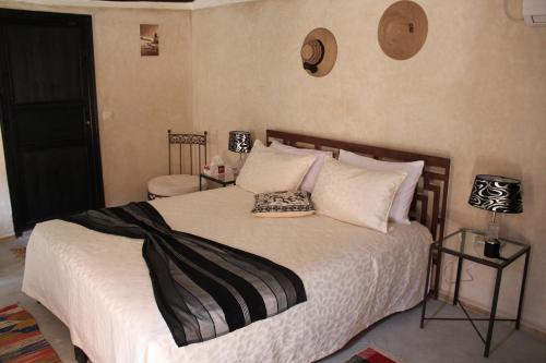 Ліжко або ліжка в номері Riad Le Bel Oranger