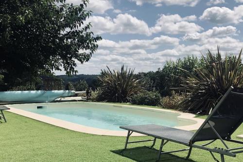 - une piscine dans une cour avec une chaise et une chaise dans l'établissement VILLA CAMALOPE, à Coulounieix-Chamiers