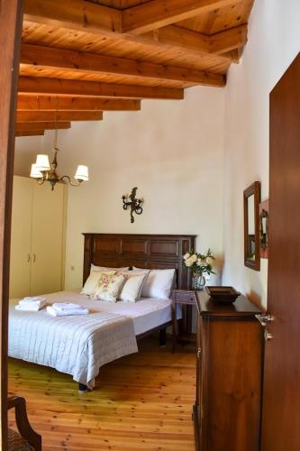 a bedroom with a bed and a wooden floor at Selena Guest House in Krásion