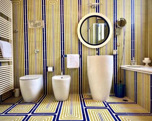 ein Badezimmer mit zwei weißen Vasen und einem Spiegel in der Unterkunft Giudecca Palanca 664 in Venedig