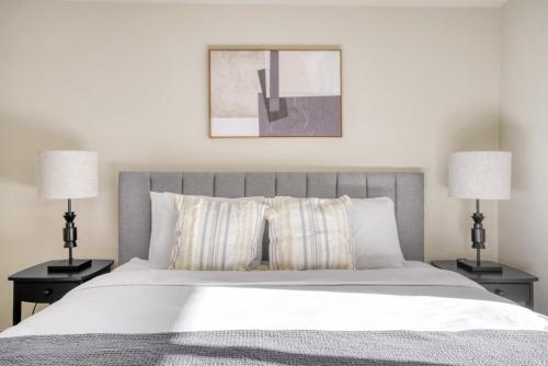 Postel nebo postele na pokoji v ubytování Dublin 1BR w Gym Lounge Pool nr BART SFO-1041