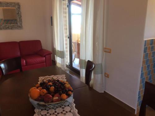 un bol de fruta en una mesa en la sala de estar en Villa paradiso, en Stintino