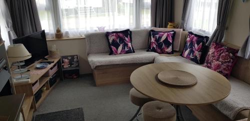 Chainbridge في سيلسيه: غرفة معيشة مع أريكة وطاولة