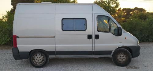 ein weißer Van auf einem Parkplatz geparkt in der Unterkunft Casa movil in Santa Gertrudis