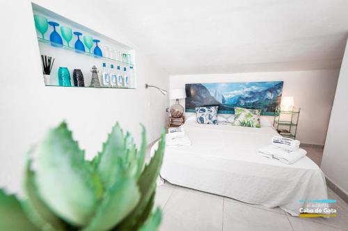 Habitación con cama y cactus en SUITE DE SAN JOSE, en San José