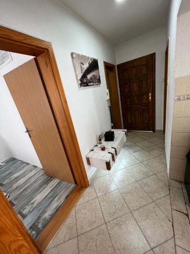 una habitación con una puerta y un sofá en una habitación en Apartman Harmani, en Bihać