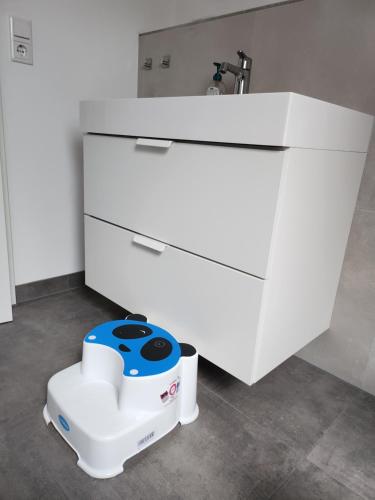 een witte badkamer met een toilet en een wastafel bij Apartment Katarina Oberasbach in Oberasbach
