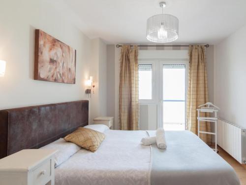 - une chambre avec un grand lit et une fenêtre dans l'établissement Espectacular villa con vistas al mar,, à Mogro