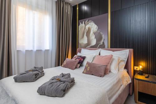1 dormitorio con 1 cama con 2 toallas en Skywalker Royal en Dubrovnik