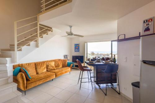 un salon avec un canapé et une table dans l'établissement Agilla, à LʼÎle-Rousse