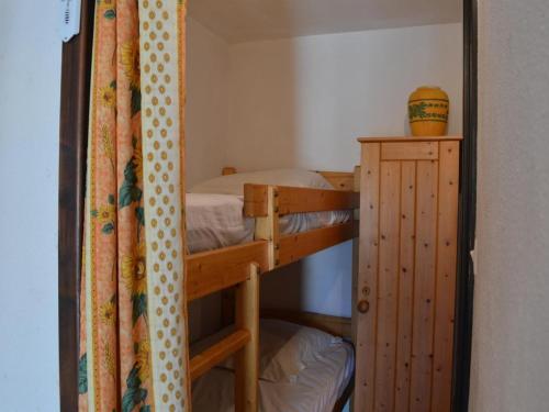 Cette chambre dispose de lits superposés avec 2 lits superposés et un placard. dans l'établissement Studio Cabine Mezzanine 4 Pers avec Piscine et Parking - Proche Plage et Centre à Saint Pierre La Mer - FR-1-229D-239, à Saint Pierre La Mer