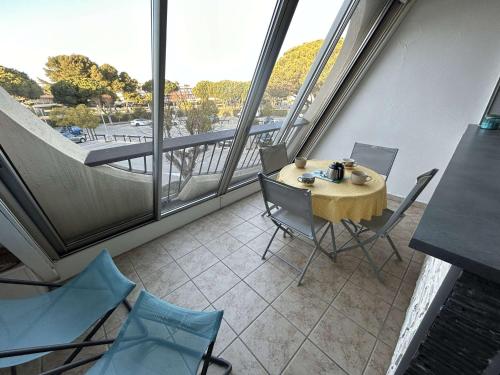 Cette chambre dispose d'un balcon avec une table et des chaises. dans l'établissement Appartement 2 pièces cabine, piscine, parking, 5 couchages - Port Camargue - FR-1-250-234, au Grau-du-Roi