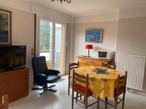 un salon avec une table à manger et une télévision dans l'établissement Charmant Studio avec Terrasse, Parking et Wifi - Proche Cure et Centre Ville - FR-1-703-74, à Amélie-les-Bains-Palalda
