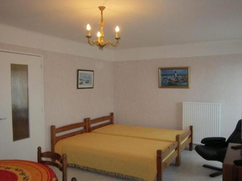 Posteľ alebo postele v izbe v ubytovaní Charmant Studio avec Terrasse, Parking et Wifi - Proche Cure et Centre Ville - FR-1-703-74