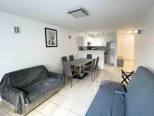 un salon avec un canapé et une table dans l'établissement Modern one bedroom apartment in Cannes, à Cannes