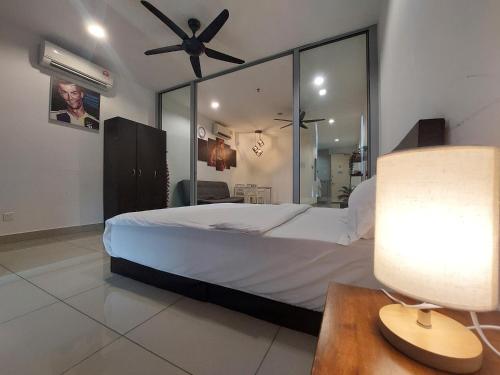 1 dormitorio con 1 cama grande y ventilador de techo en 3 Elements-FIFA-MRT2 Station-WiFi-Self Check-iN, en Seri Kembangan