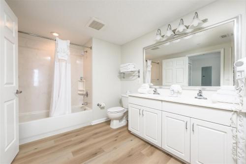 baño blanco con bañera, aseo y lavamanos en Unit 2432 Ocean Walk - 2 Bedroom Ocean View en Daytona Beach