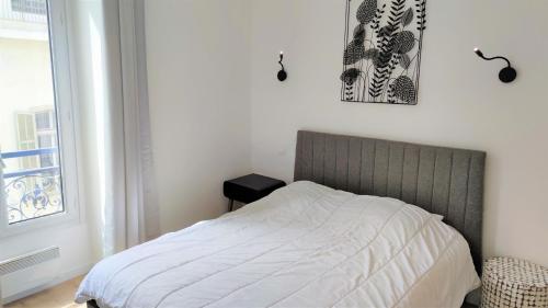 une chambre avec un lit et une fenêtre dans l'établissement Hypercentre lamartine 308, à Nice