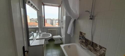 a bathroom with two sinks and a tub and a toilet at I feel orange in Legnano