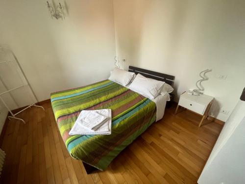 a bedroom with a bed with a colorful blanket at Boutique Apartment Condominio Marengo in Spinetta Marengo
