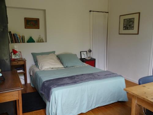 Postel nebo postele na pokoji v ubytování Chambre d'hôtes sur jardin acces PMR