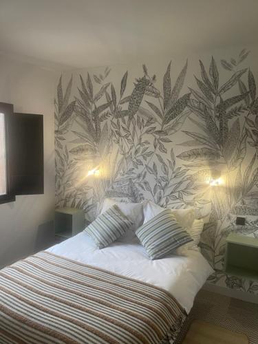 um quarto com uma cama e um mural de parede em Nid douillet em Pont-Audemer