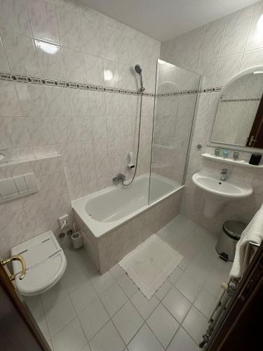 Bilik mandi di Hotel Radnice