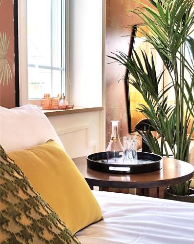 Χώρος καθιστικού στο Suite with private bathroom at three bedroom interwar Villa Grabyte with daily spaces to share by pine forest on the bank of the river- 8min by car from old town