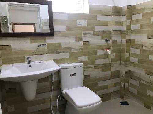 ジャフナにあるGreen star villaのバスルーム(トイレ、洗面台、鏡付)