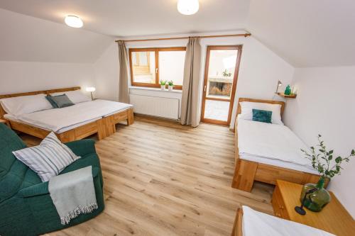 sala de estar con 2 camas y sofá en Vinařský apartmán Špalek, en Nový Šaldorf