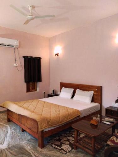 Postel nebo postele na pokoji v ubytování Sadhna Sadan Homestay