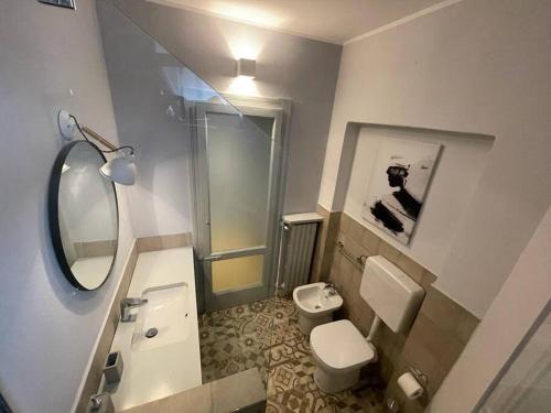 uma casa de banho com um lavatório, um WC e um espelho. em Appartamento Stadio em Cremona