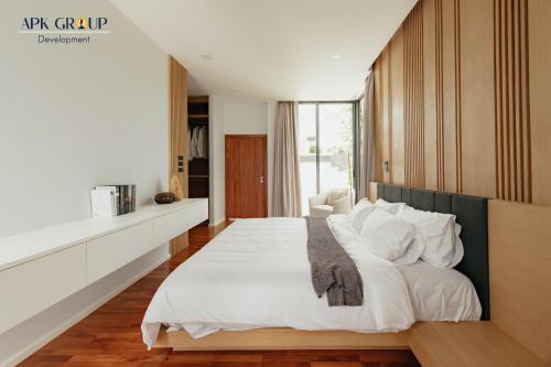 清邁的住宿－H2 Pool Villa，卧室配有一张带白色床单和枕头的大床。