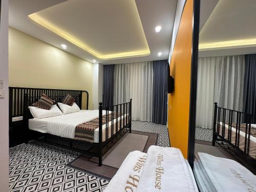 um quarto de hotel com duas camas e duas em Wins House - khách sạn em Duong Dong