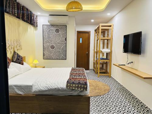 um quarto com uma cama e uma televisão de ecrã plano em Wins House - khách sạn em Duong Dong