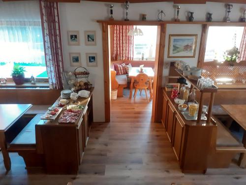 een woonkamer met een tafel en een eetkamer bij Pension Leitenhof in Niederau