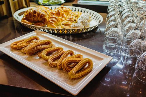 a plate of pretzels on top of a table at Maisonnave in Pamplona
