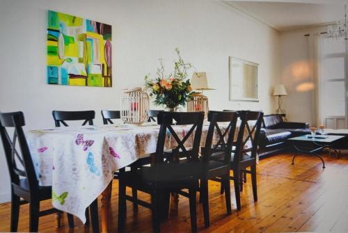 un salon avec une table avec des chaises et un canapé dans l'établissement MAISON LOUISE a 300m de la Grande Plage, à Les Sables-dʼOlonne
