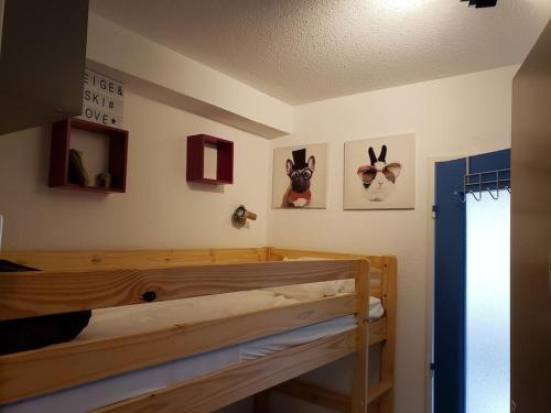 una camera con letto a castello e conigli appesi al muro di appartement résidence val soleil. a Eaux-Bonnes