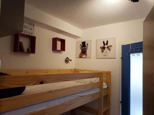 une chambre avec un lit superposé avec des lapins sur le mur dans l'établissement appartement résidence val soleil., à Eaux-Bonnes