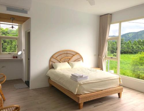 埔里鎮的住宿－埔里-阮兜小丘，一间卧室设有一张床和一个大窗户